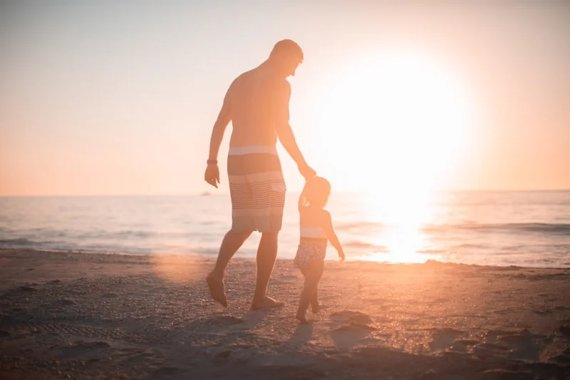 Familia caminando en la playa