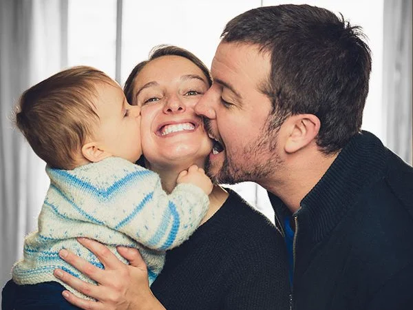 Ejecutiva orientando a una pareja sobre alternativas de salud